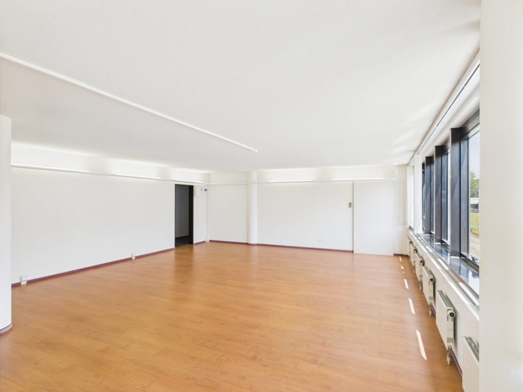 Ufficio

Superficie di 64 m2 situata al 1° piano di un edificio amministrativo situato nelle immediate vicinanze degli ingressi autostradali di Crissier.

Vasto open space e punto d'acqua.

Il centro amministrativo Apollo ospita in particolare un ristorante con terrazza e un parcheggio visitatori so