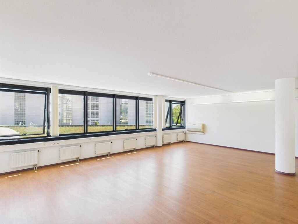Ufficio

Superficie di 64 m2 situata al 1° piano di un edificio amministrativo situato nelle immediate vicinanze degli ingressi autostradali di Crissier.

Vasto open space e punto d'acqua.

Il centro amministrativo Apollo ospita in particolare un ristorante con terrazza e un parcheggio visitatori so