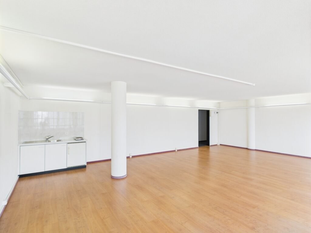 Ufficio

Superficie di 64 m2 situata al 1° piano di un edificio amministrativo situato nelle immediate vicinanze degli ingressi autostradali di Crissier.

Vasto open space e punto d'acqua.

Il centro amministrativo Apollo ospita in particolare un ristorante con terrazza e un parcheggio visitatori so