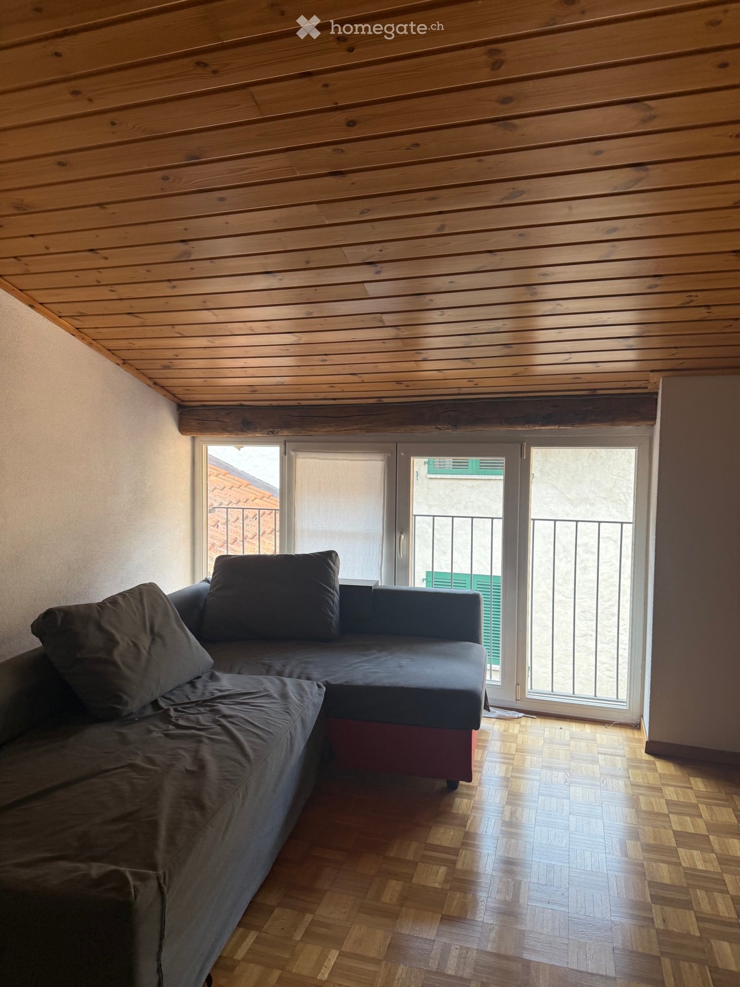 Appartement de 2 pièces
Je cherche un repreneur pour un charmant appartement de 2,5 pièces réparti sur deux étages, avec mansarde,
place de parc extérieure découverte et cave.
CHF 1100.- + CHF 150 de charges
Possibilité de reprendre tous les meubles, prix à convenir.
Arrêt de bus juste devant la mai