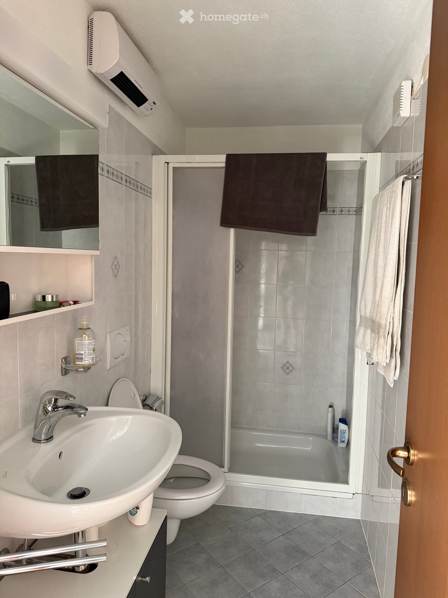 Appartement de 2 pièces
Je cherche un repreneur pour un charmant appartement de 2,5 pièces réparti sur deux étages, avec mansarde,
place de parc extérieure découverte et cave.
CHF 1100.- + CHF 150 de charges
Possibilité de reprendre tous les meubles, prix à convenir.
Arrêt de bus juste devant la mai