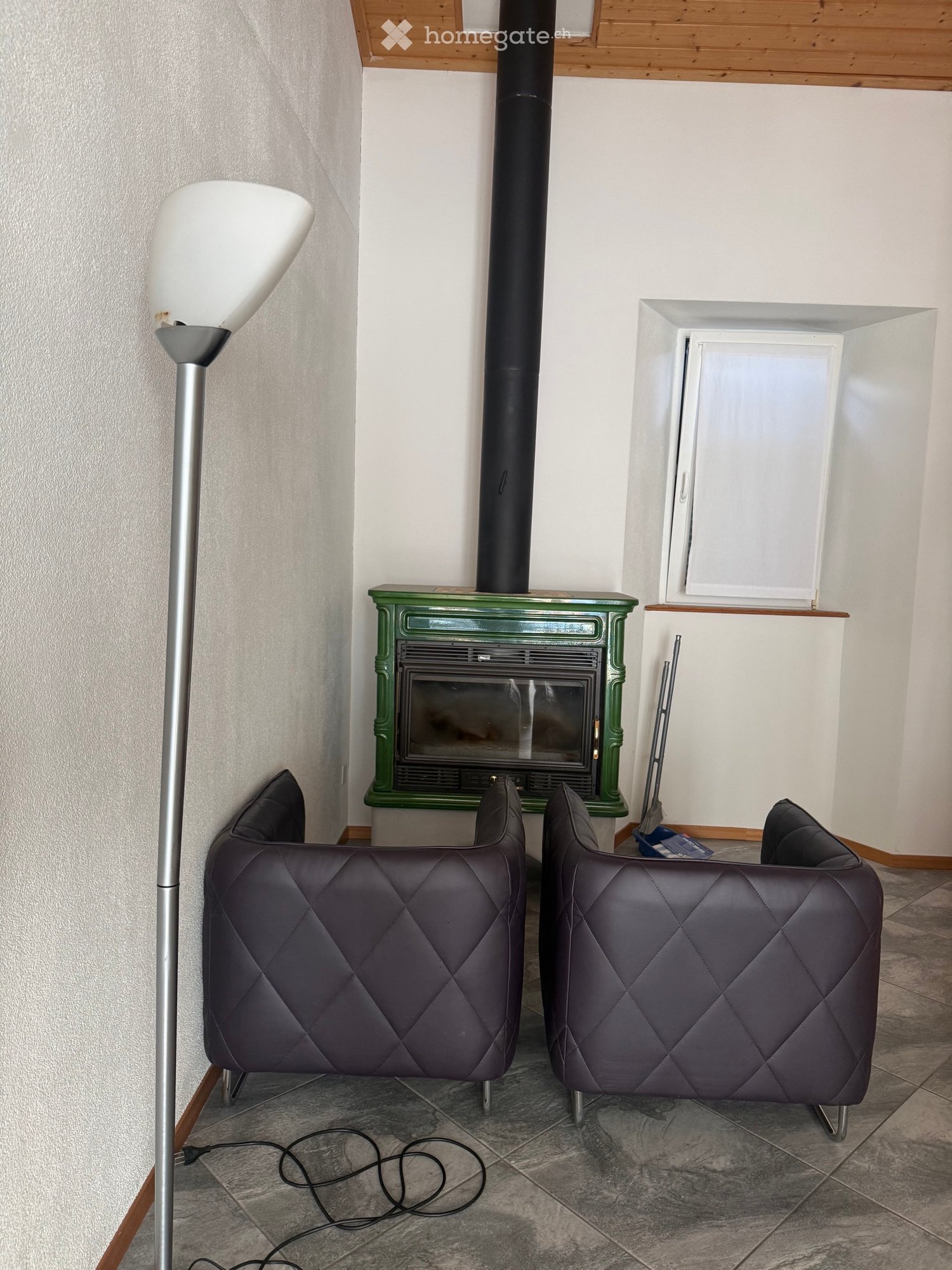 Appartement de 2 pièces
Je cherche un repreneur pour un charmant appartement de 2,5 pièces réparti sur deux étages, avec mansarde,
place de parc extérieure découverte et cave.
CHF 1100.- + CHF 150 de charges
Possibilité de reprendre tous les meubles, prix à convenir.
Arrêt de bus juste devant la mai