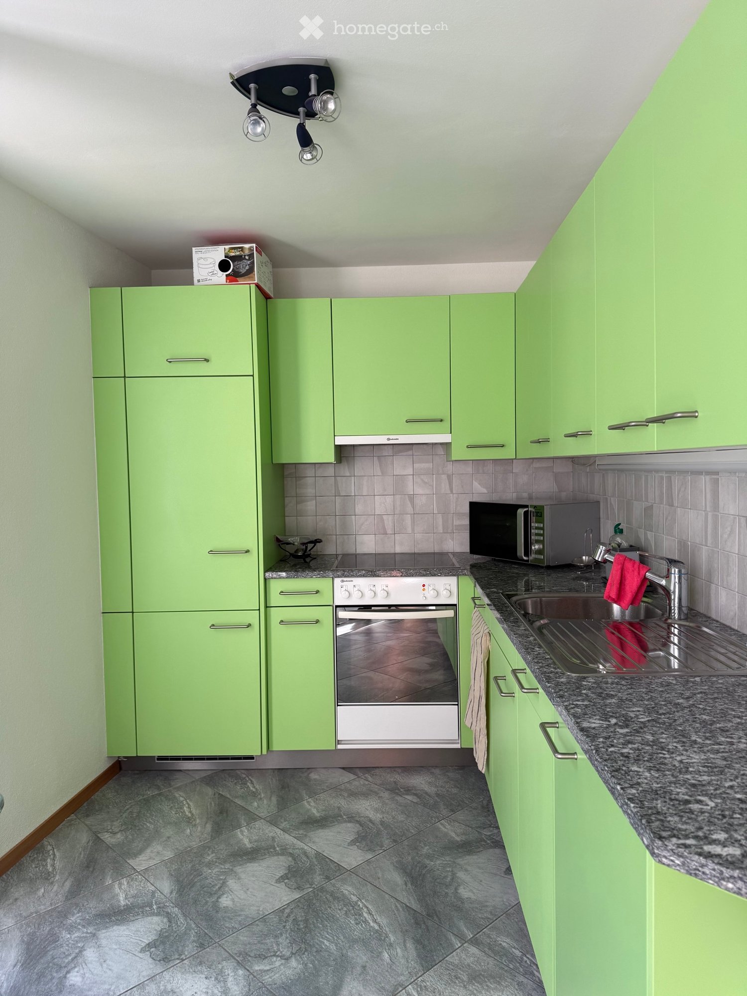 Appartement de 2 pièces
Je cherche un repreneur pour un charmant appartement de 2,5 pièces réparti sur deux étages, avec mansarde,
place de parc extérieure découverte et cave.
CHF 1100.- + CHF 150 de charges
Possibilité de reprendre tous les meubles, prix à convenir.
Arrêt de bus juste devant la mai