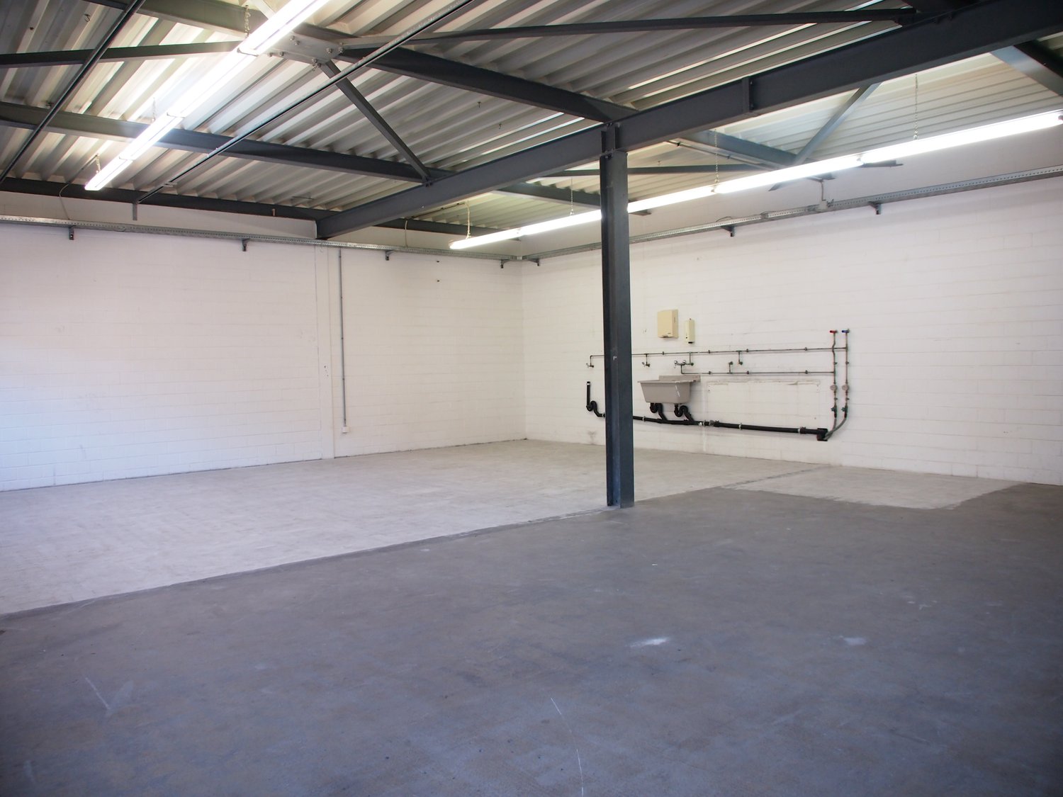 324m² storage room