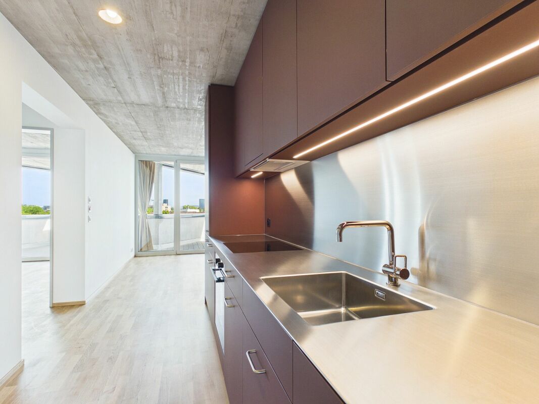 Appartamento di 2 ½ locali

Moderno appartamento al primo utilizzo con soffitto in cemento a vista e balcone a Basilea 

Siete alla ricerca di un appartamento elegante e moderno a Basilea? Questo appartamento di 2.5 locali al primo utilizzo vi offre una sensazione abitativa unica. Su una superficie , foto 8 di 10