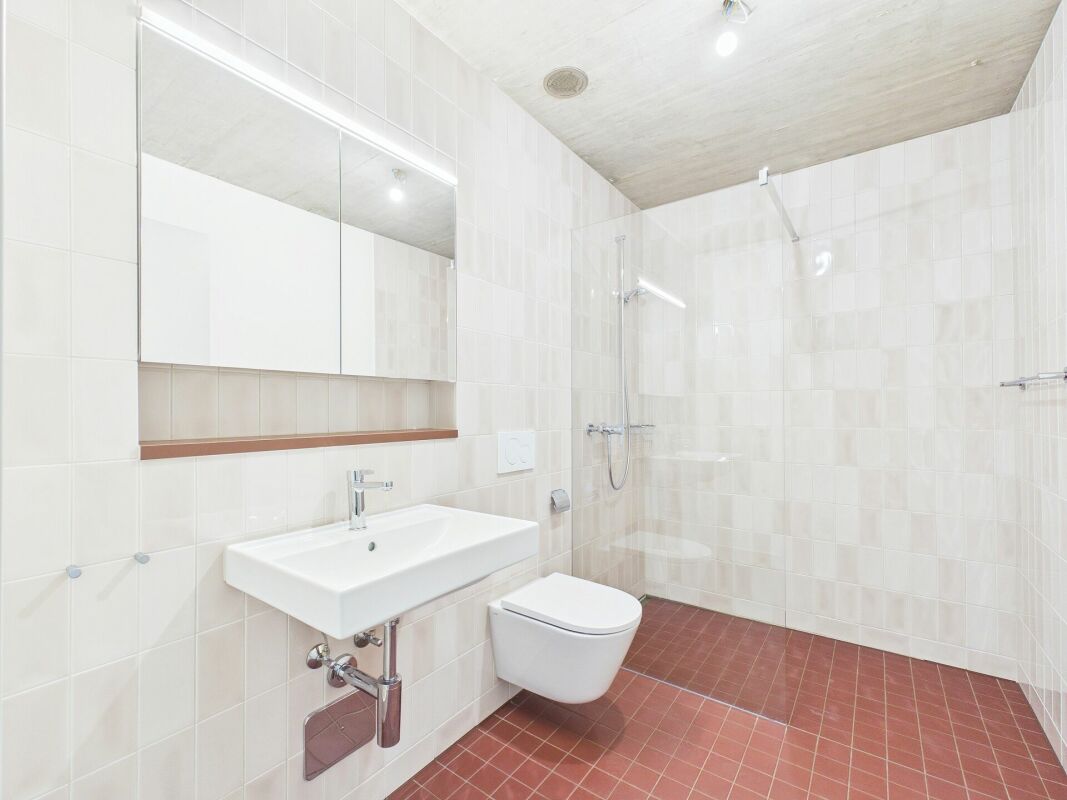 Appartamento di 2 ½ locali

Moderno appartamento al primo utilizzo con soffitto in cemento a vista e balcone a Basilea 

Siete alla ricerca di un appartamento elegante e moderno a Basilea? Questo appartamento di 2.5 locali al primo utilizzo vi offre una sensazione abitativa unica. Su una superficie , foto 7 di 10