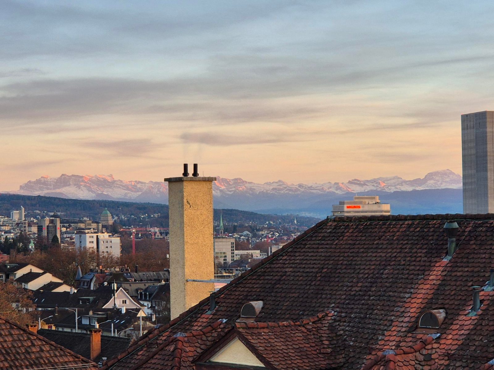 Luminoso atelier mansardato / studio con vista sulle Alpi a Zürich
