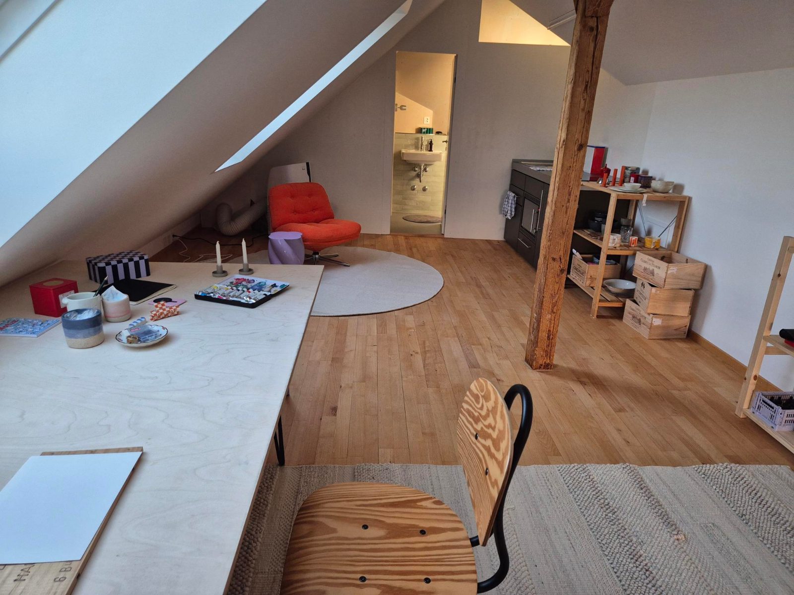Luminoso atelier mansardato / studio con vista sulle Alpi a Zürich