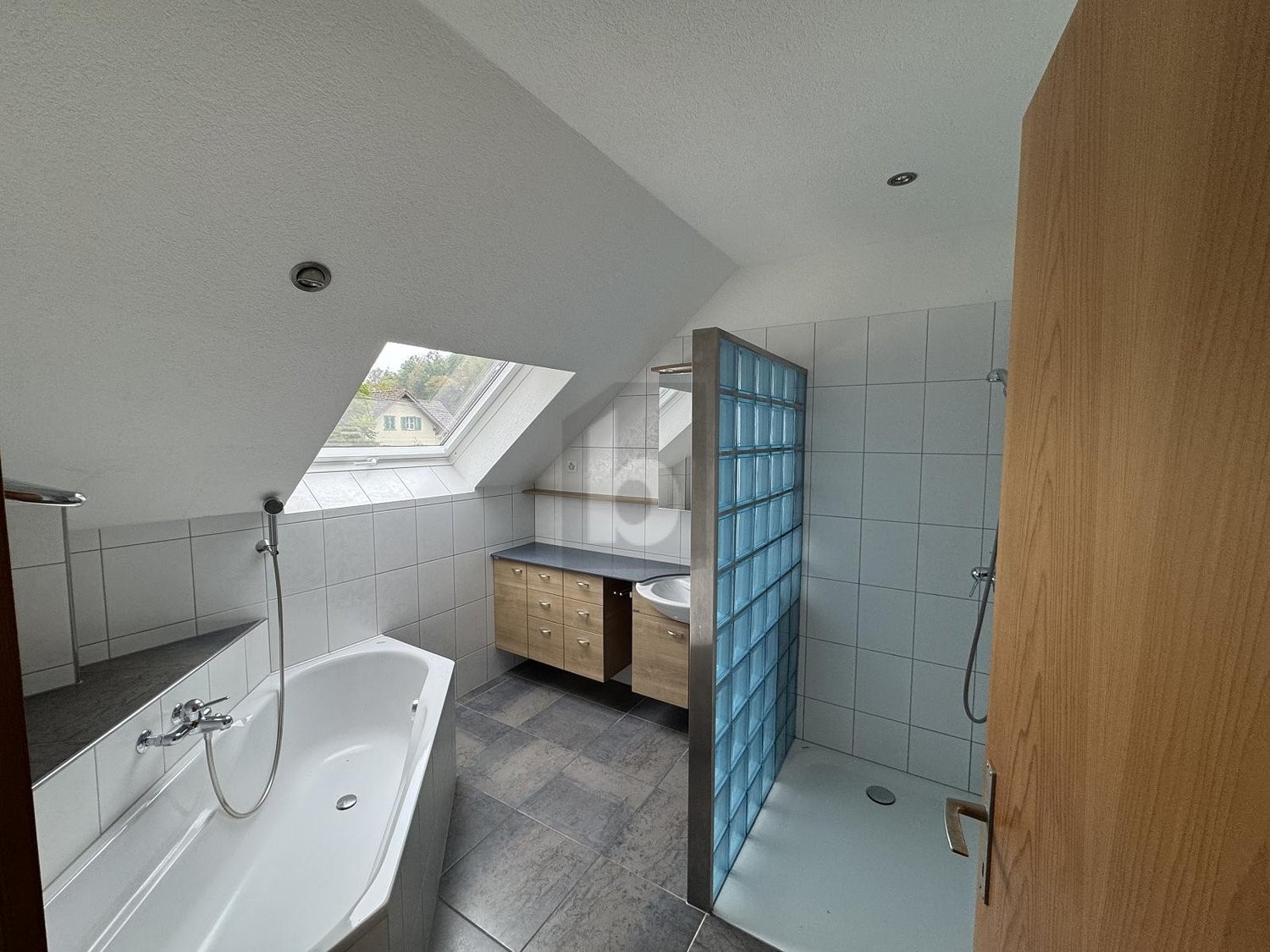 Appartamento mansardato di 5 ½ locali, foto 4 di 4
