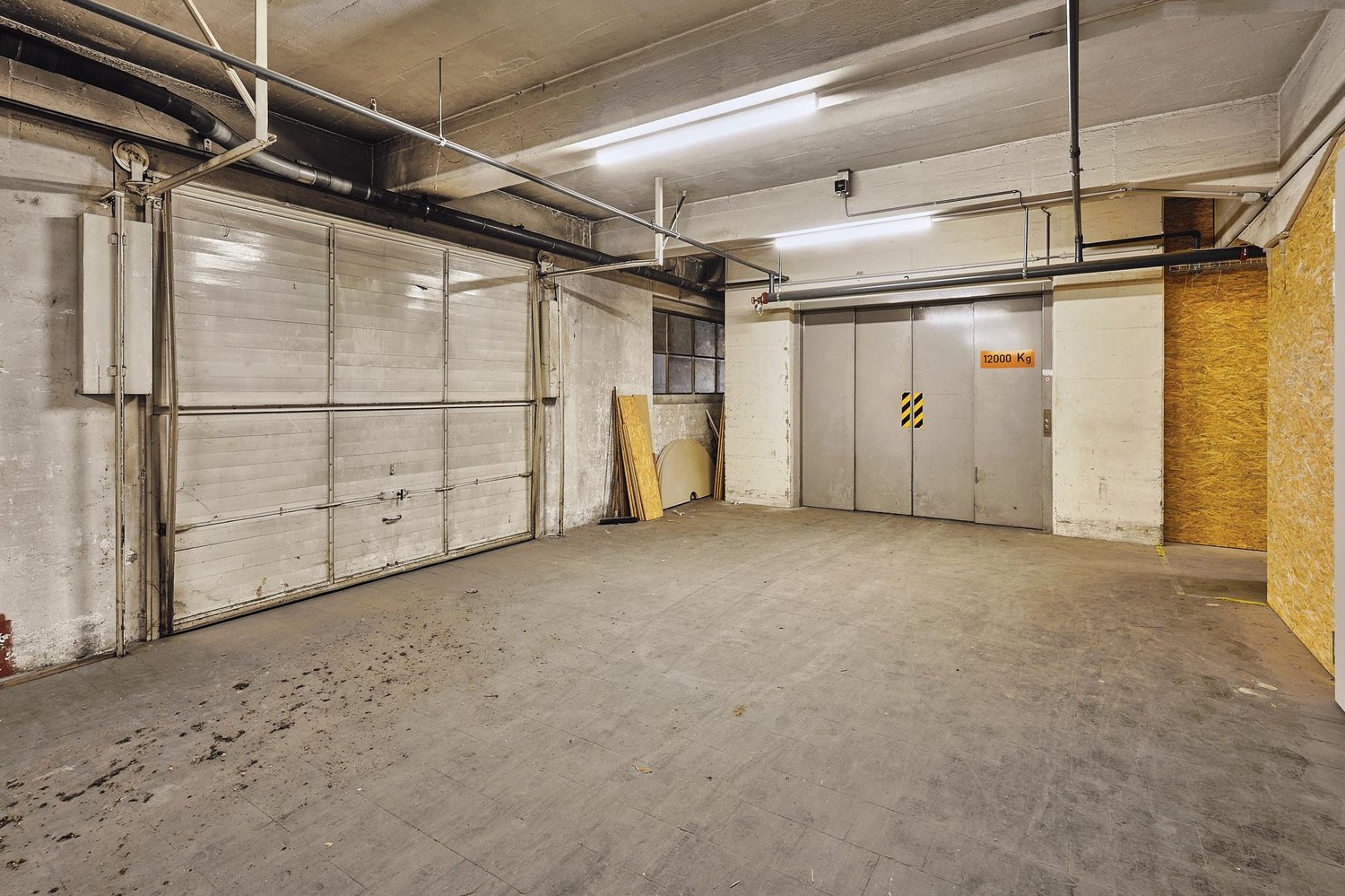584m² commerciale, foto 6 di 9