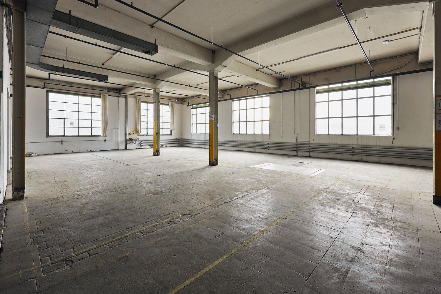 584m² commerciale, foto 2 di 9
