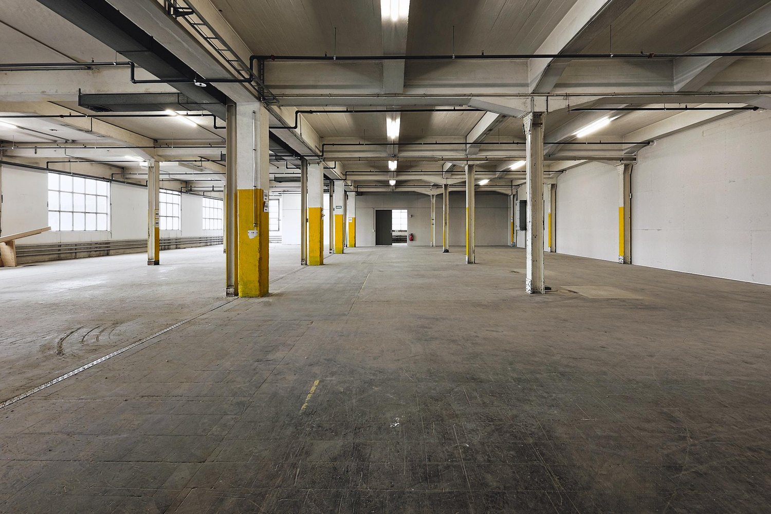 584m² commerciale, foto 1 di 9
