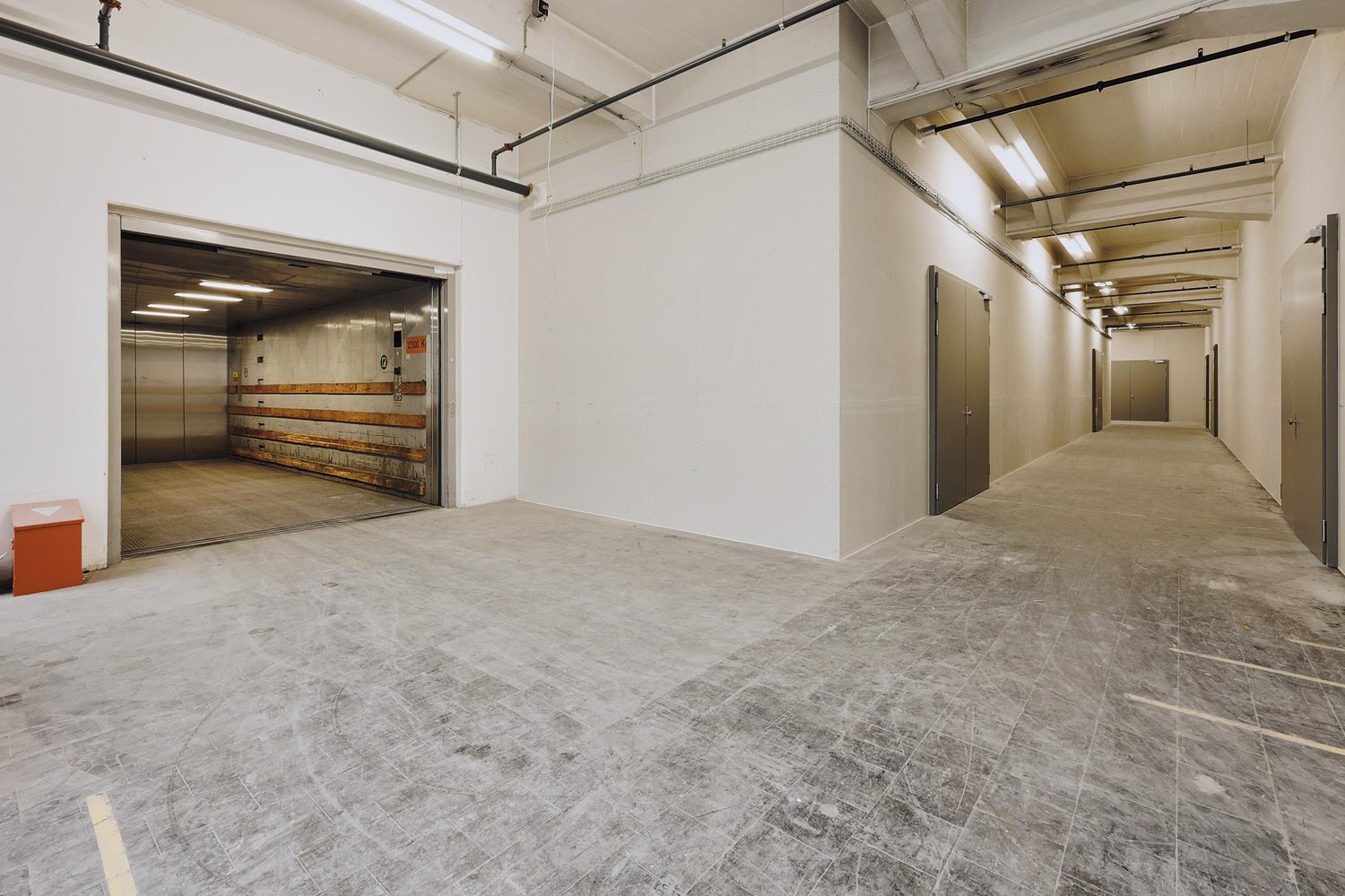 584m² commerciale, foto 4 di 9