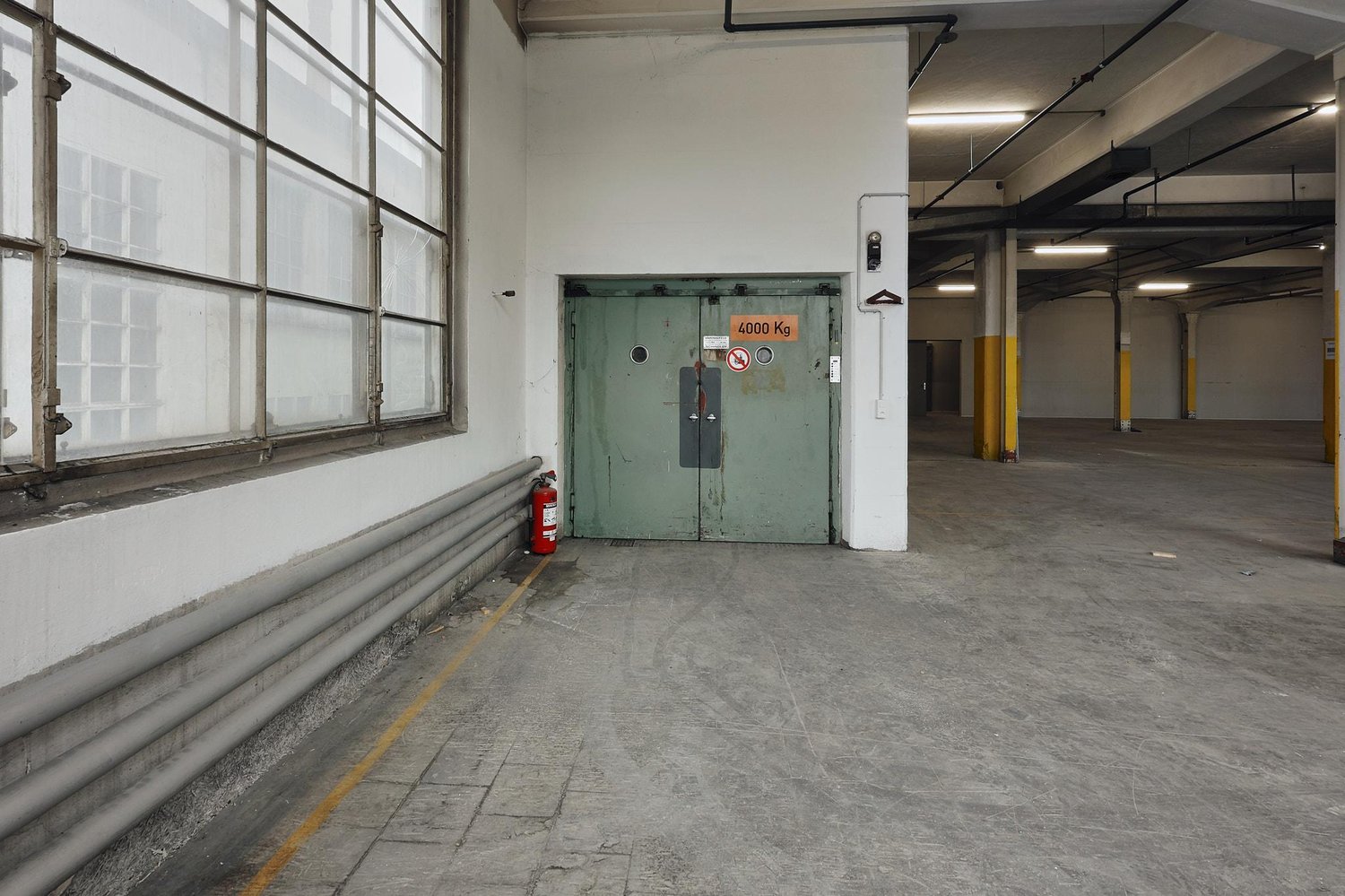 584m² commerciale, foto 3 di 9