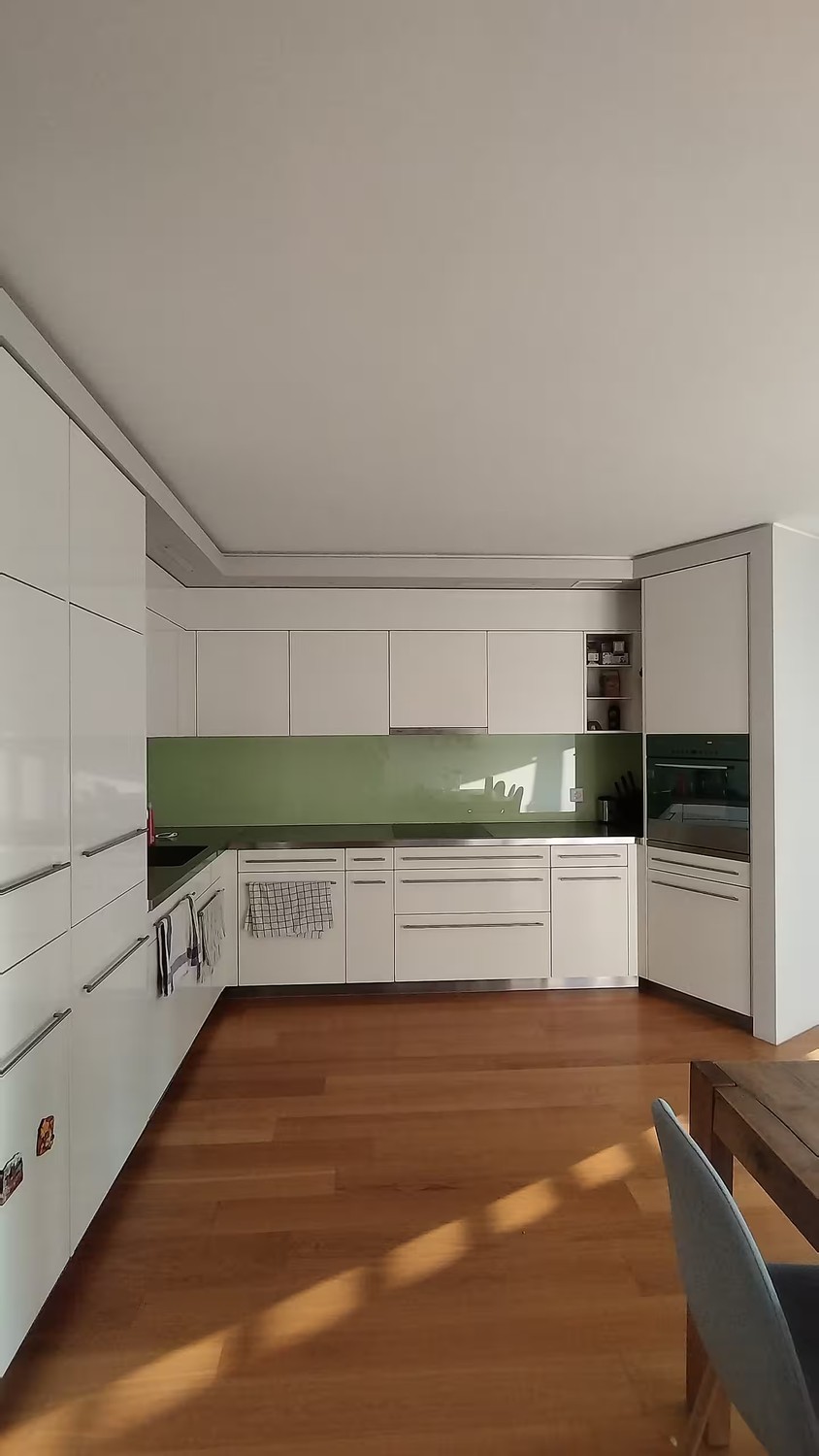 Zimmer in einer Wohngemeinschaft

Verfügbar von Oktober - Dezember (Mindestaufenthalt von 1 Monat): ein wunderschönes privates Zimmer in einer modernen Wohngemeinschaft, mit eigenem Badezimmer und eigenem Kühlschrank für maximalen Komfort. Sie werden mit zwei super coolen Mitbewohnern in einem freun