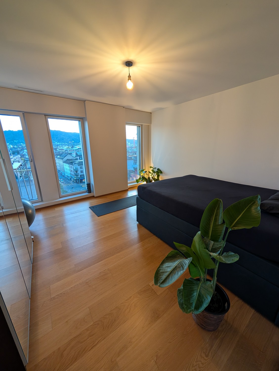 Zimmer in einer Wohngemeinschaft

Verfügbar von Oktober - Dezember (Mindestaufenthalt von 1 Monat): ein wunderschönes privates Zimmer in einer modernen Wohngemeinschaft, mit eigenem Badezimmer und eigenem Kühlschrank für maximalen Komfort. Sie werden mit zwei super coolen Mitbewohnern in einem freun