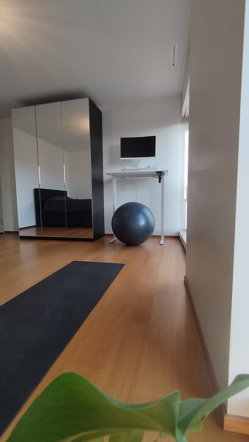Zimmer in einer Wohngemeinschaft

Verfügbar von Oktober - Dezember (Mindestaufenthalt von 1 Monat): ein wunderschönes privates Zimmer in einer modernen Wohngemeinschaft, mit eigenem Badezimmer und eigenem Kühlschrank für maximalen Komfort. Sie werden mit zwei super coolen Mitbewohnern in einem freun