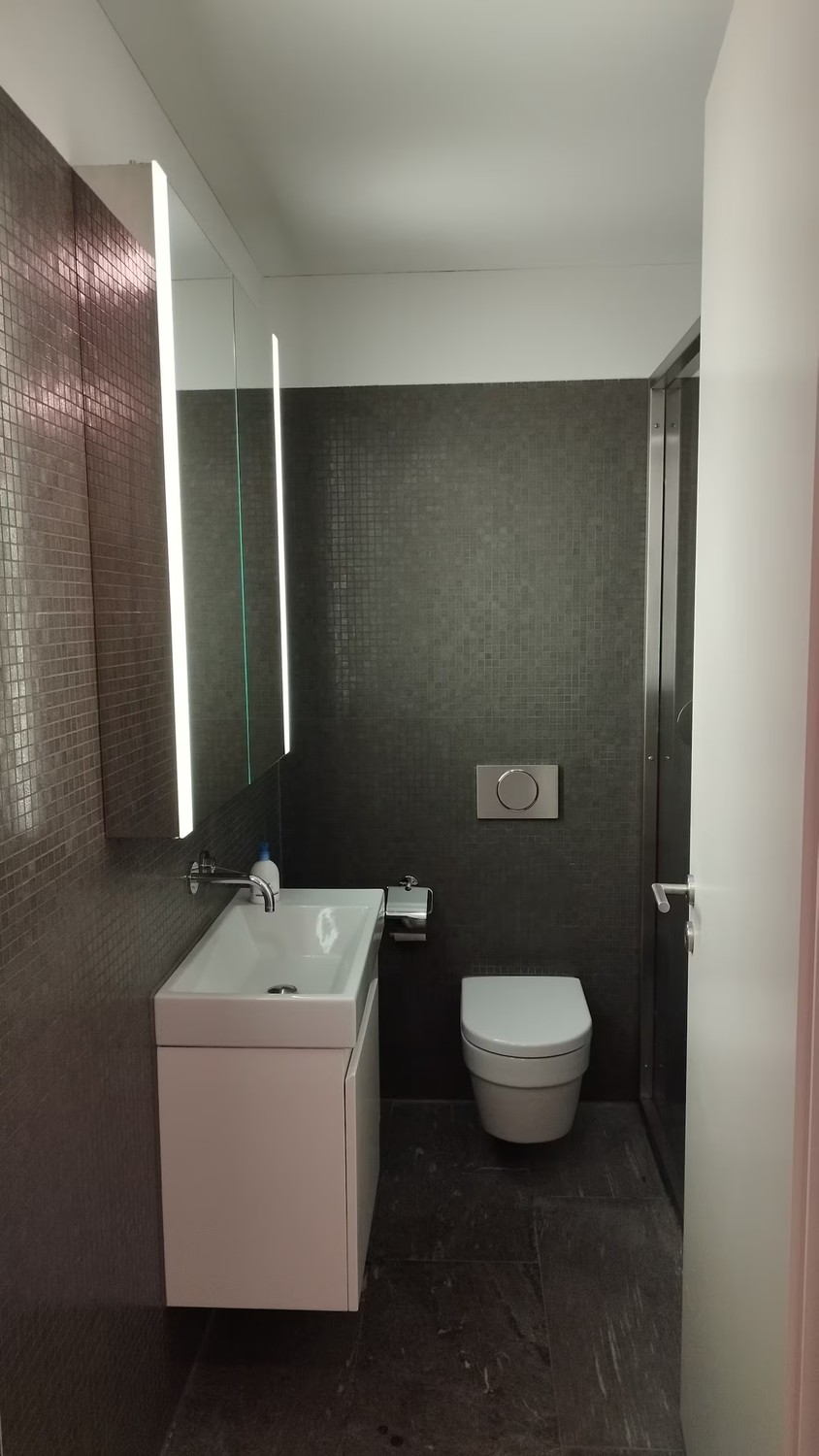 Zimmer in einer Wohngemeinschaft

Verfügbar von Oktober - Dezember (Mindestaufenthalt von 1 Monat): ein wunderschönes privates Zimmer in einer modernen Wohngemeinschaft, mit eigenem Badezimmer und eigenem Kühlschrank für maximalen Komfort. Sie werden mit zwei super coolen Mitbewohnern in einem freun