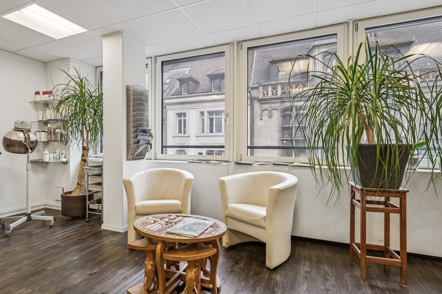 80m² commercial