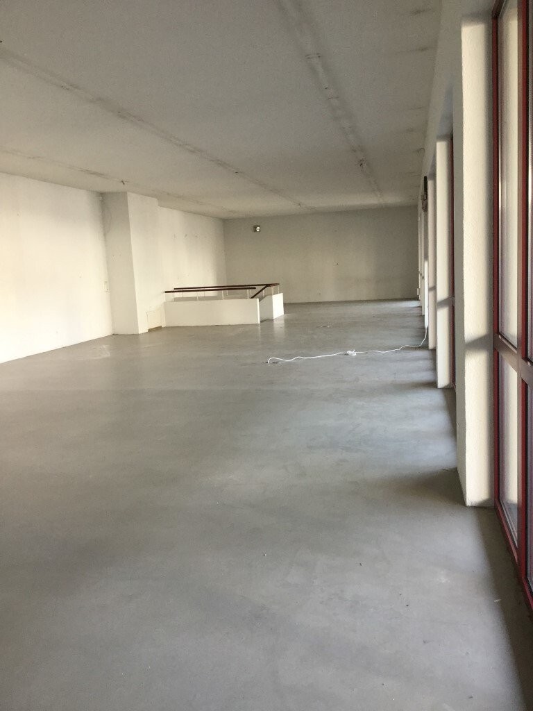 173m² shop