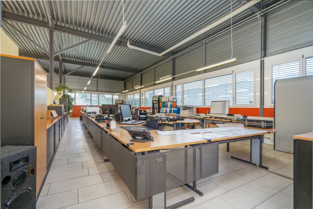 915m² factory