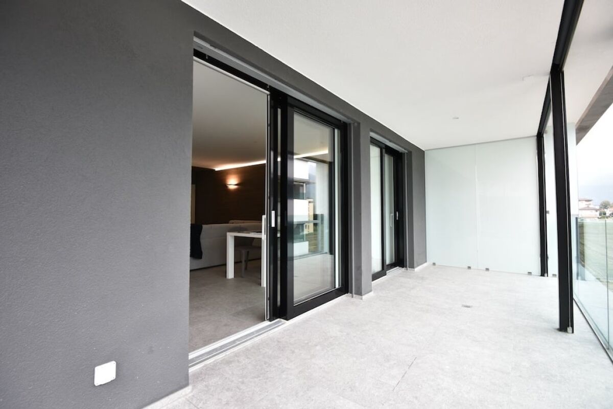 Modern Apartment Luxury C19 Bellinzona 

Appartamento di 3.5 locali a Bellinzona, nel cuore del Ticino, circondato dal verde con vista sulle montagne e sui castelli. 

L'appartamento dispone di un soggiorno luminoso con zona pranzo e cucina a pianta aperta, arredato con moderni mobili di design. 

È, foto 5 di 9