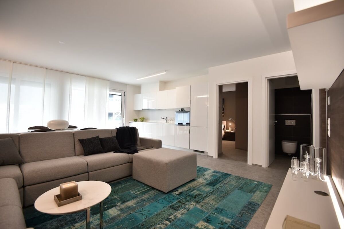Modern Apartment Luxury C19 Bellinzona 

Appartamento di 3.5 locali a Bellinzona, nel cuore del Ticino, circondato dal verde con vista sulle montagne e sui castelli. 

L'appartamento dispone di un soggiorno luminoso con zona pranzo e cucina a pianta aperta, arredato con moderni mobili di design. 

È, foto 1 di 9