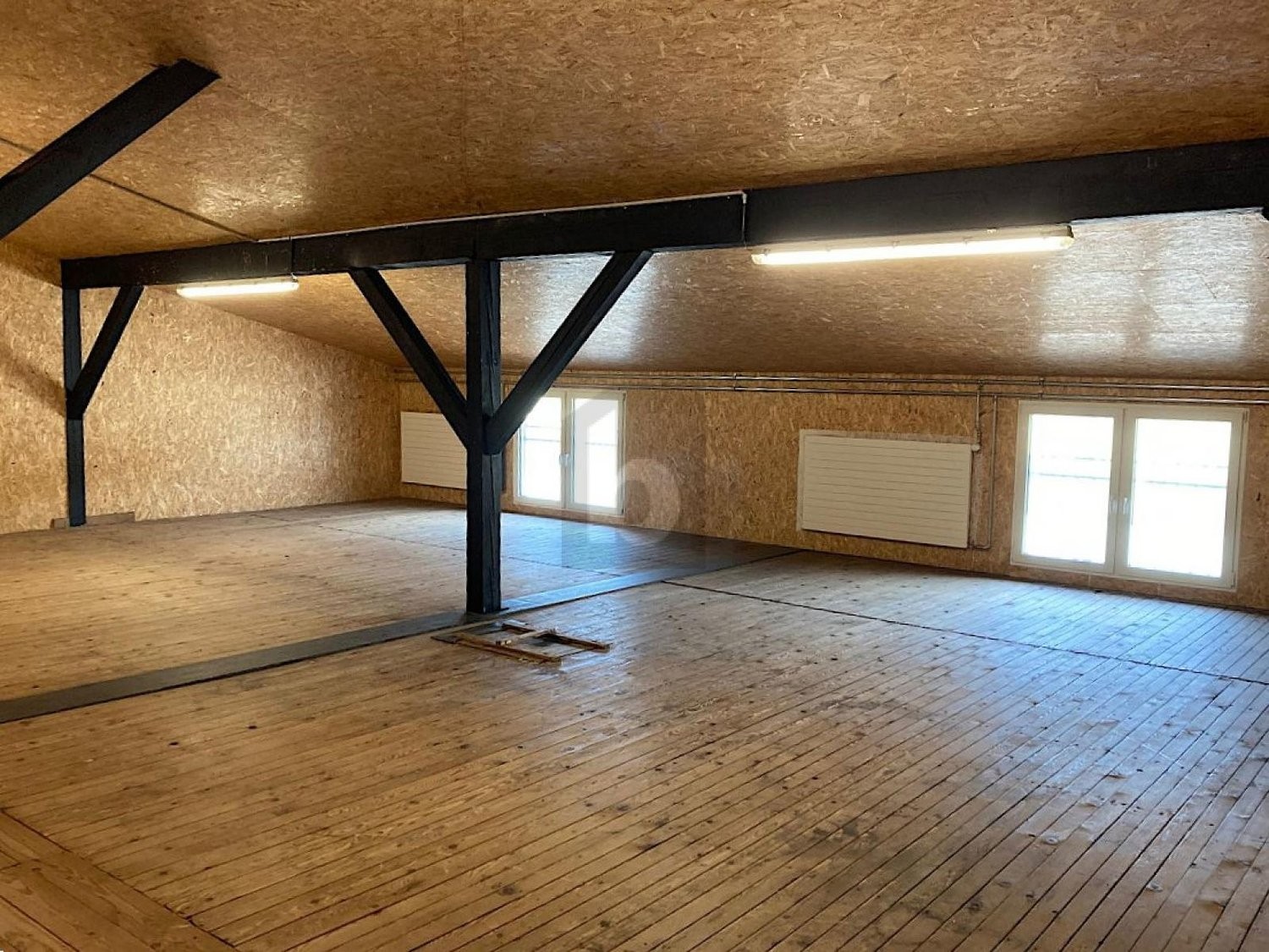 100m² storage room