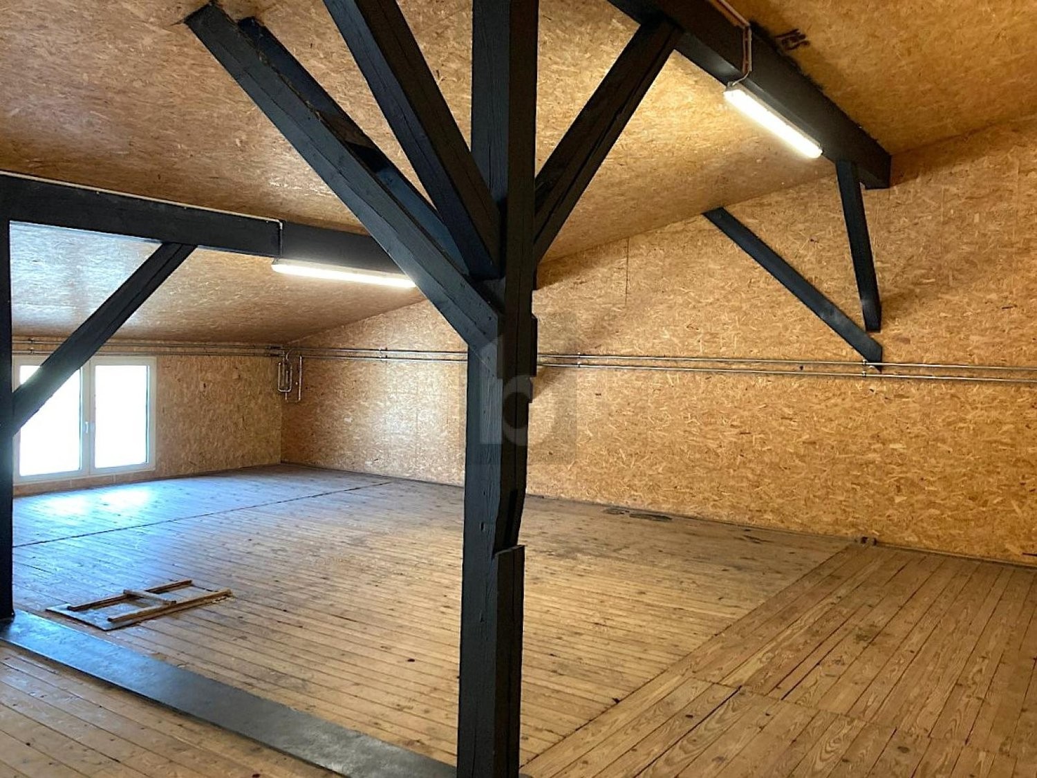 100m² storage room