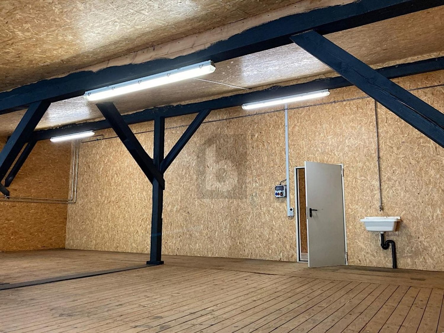 100m² storage room