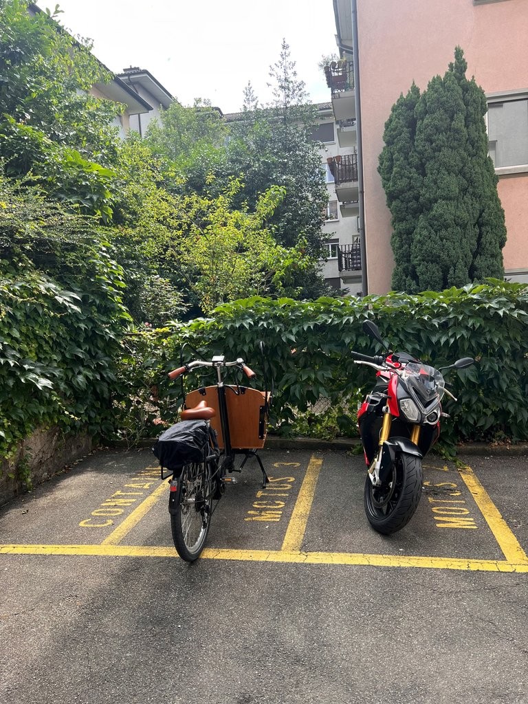 Posto auto coperto per biciclette