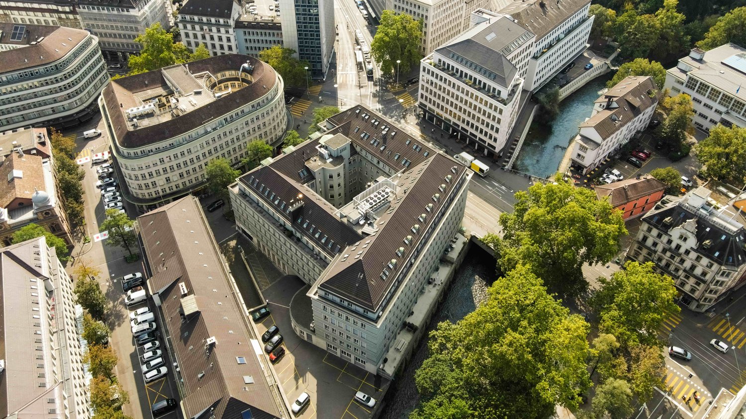 140m² de surface commerciale","description":"Dans un emplacement central à Zürich et au cœur de l'un des quartiers les plus prisés de la ville, une surface commerciale se libère, laquelle brille par ses hauts plafonds et sa grande visibilité.

Les environs directs avec le Coop Pronto, l'établissemen