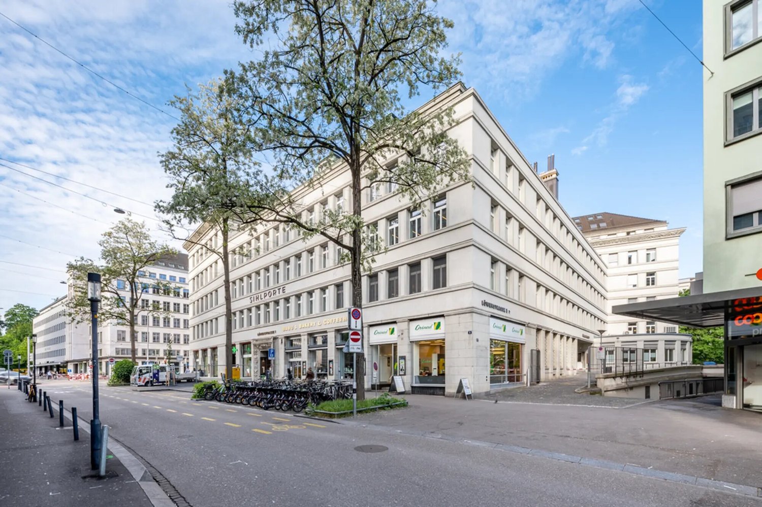140m² de surface commerciale","description":"Dans un emplacement central à Zürich et au cœur de l'un des quartiers les plus prisés de la ville, une surface commerciale se libère, laquelle brille par ses hauts plafonds et sa grande visibilité.

Les environs directs avec le Coop Pronto, l'établissemen