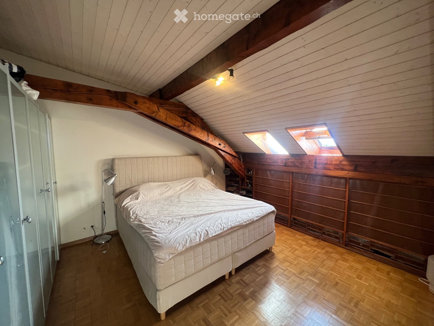 Appartamento con 3 locali

Luminoso e completamente arredato appartamento duplex mansardato di 3.5 locali nel cuore di Ginevra, a Eaux-Vives, a soli 150 metri dal lago.
Situato al 7° piano, l'appartamento gode di una splendida vista sul lago e sul Jet dEau.
- Ampio soggiorno con un impressionante so, foto 4 di 5