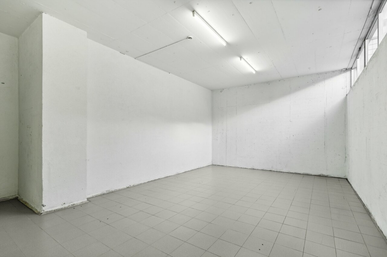 Locale di magazzino di 123m²