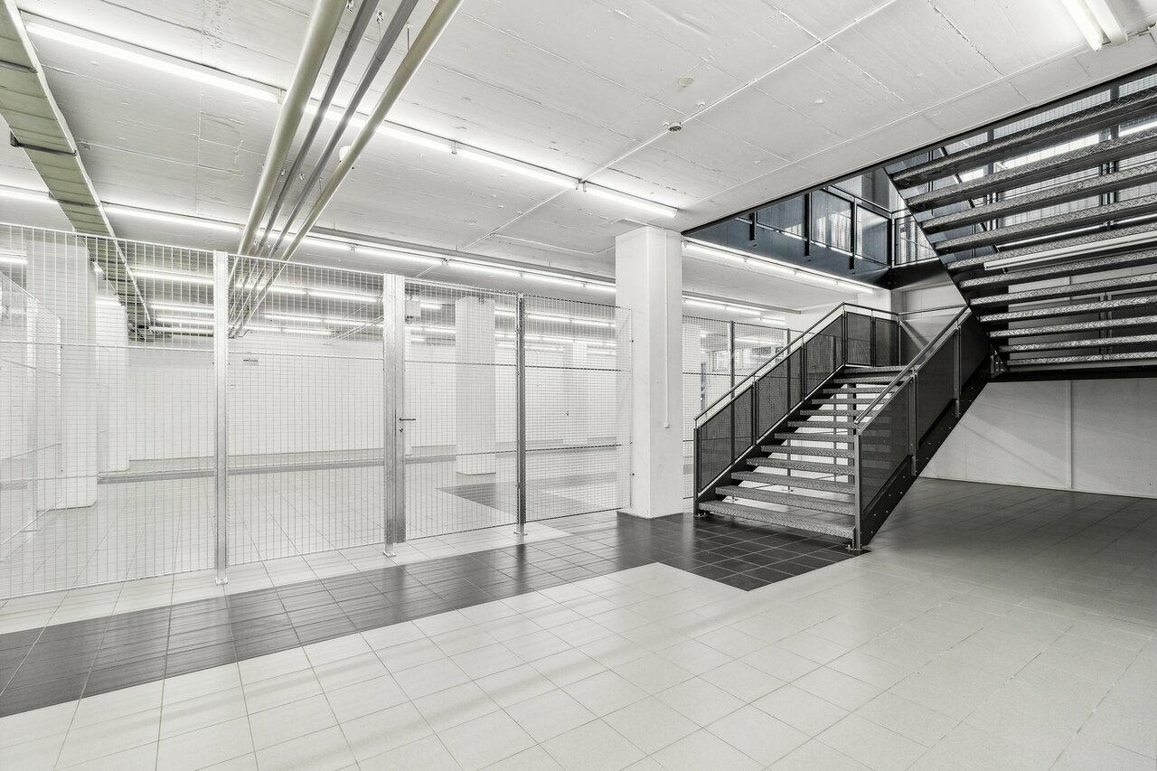 Locale di magazzino di 123m²