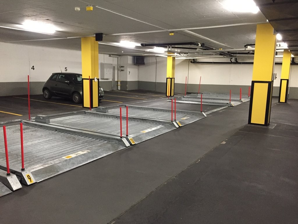 Posto auto interrato

Il posto auto si trova nel cuore di Zürich e immediatamente vicino alla galleria commerciale di Zürich e alla stazione centrale di Zürich:

-Posto auto singolo su piattaforma mobile - così la vostra auto non verrà mai graffiata!
-CHF 500.00 / mese (inquilini esterni + 8.1 % MwS