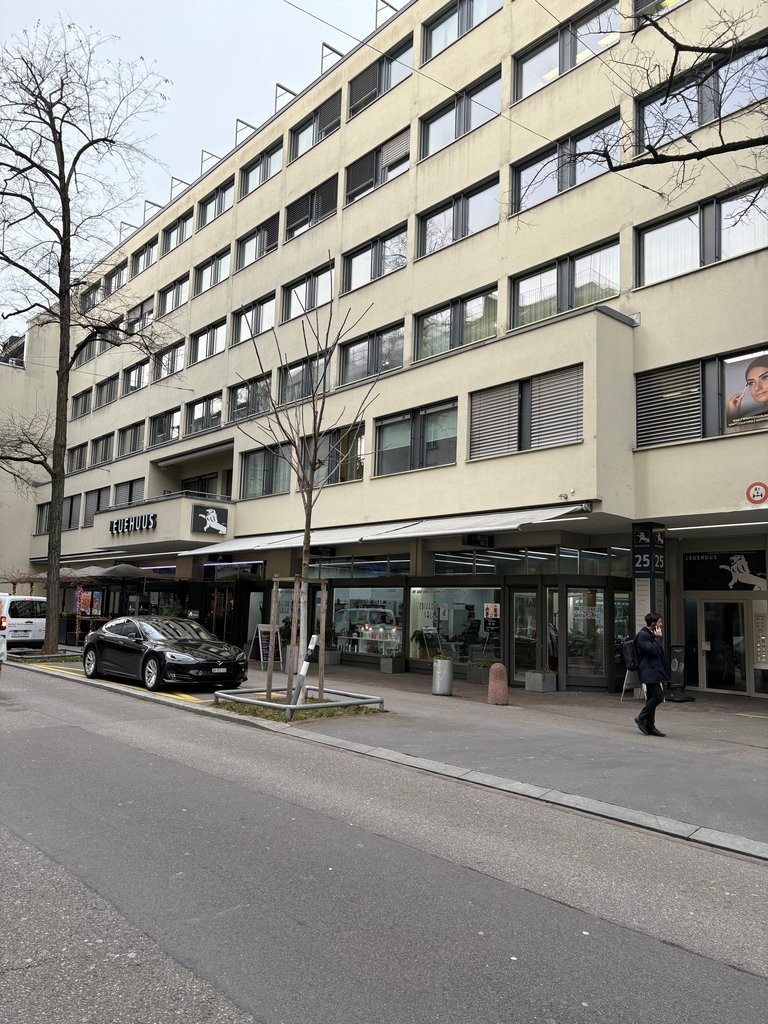 Posto auto interrato

Il posto auto si trova nel cuore di Zürich e immediatamente vicino alla galleria commerciale di Zürich e alla stazione centrale di Zürich:

-Posto auto singolo su piattaforma mobile - così la vostra auto non verrà mai graffiata!
-CHF 500.00 / mese (inquilini esterni + 8.1 % MwS