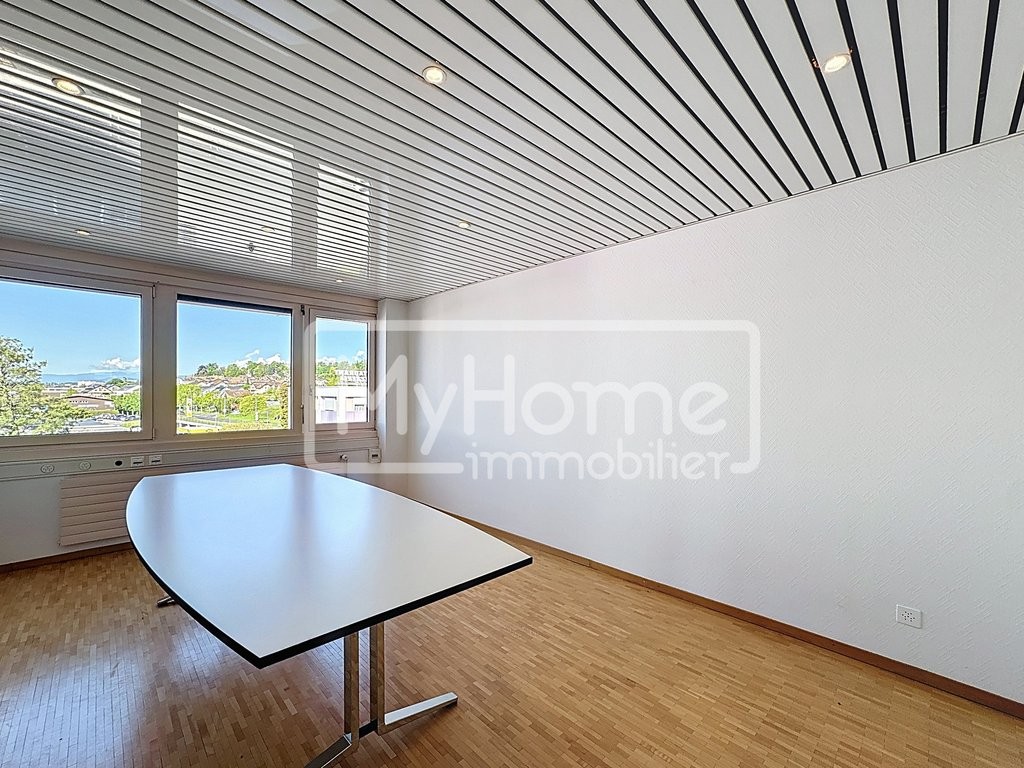 104m² shop