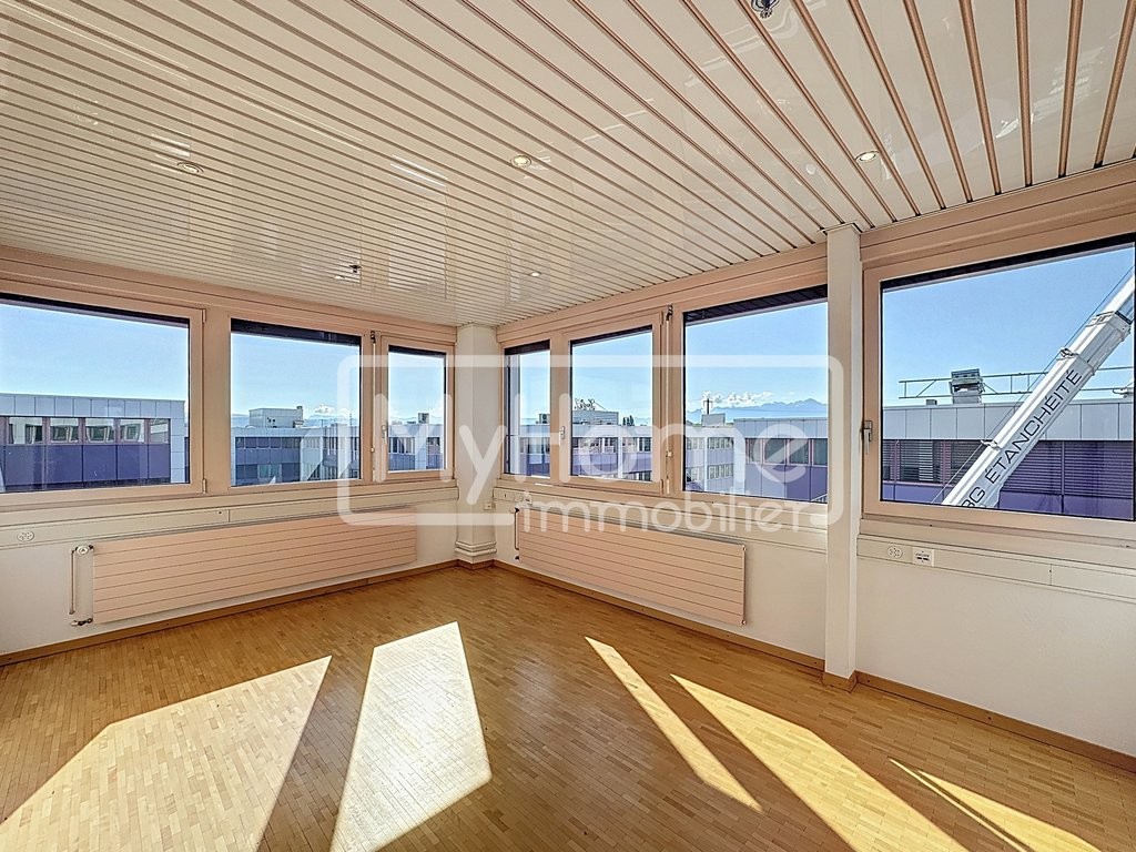 104m² shop
