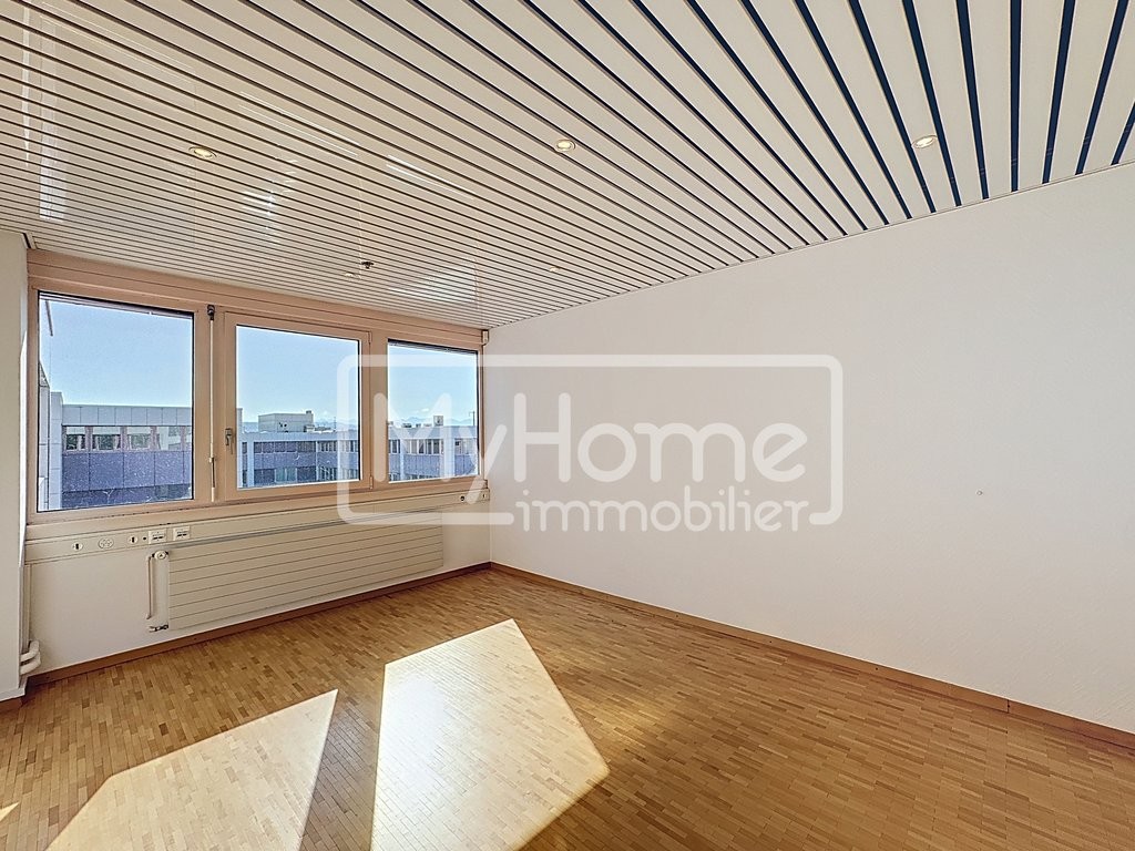 104m² shop