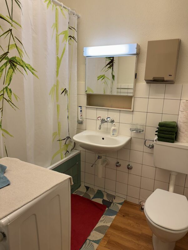 Ufficio di 47m²

Ufficio nel centro di Kleinhüningen, a Basilea

In Kleinhüningerstrasse 171 a Basilea affittiamo un ufficio di 2 locali (2. OG).

L'ufficio dispone di 2 locali con pavimenti in laminato, nonché un bagno/WC e un balcone sul cortile interno.

Ascensore presente.

Il collegamento con i, foto 3 di 5