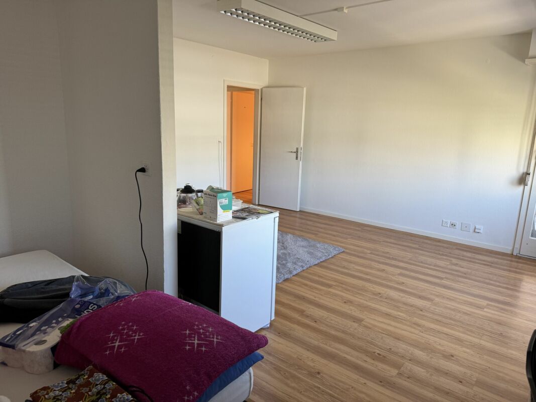 Ufficio di 47m²

Ufficio nel centro di Kleinhüningen, a Basilea

In Kleinhüningerstrasse 171 a Basilea affittiamo un ufficio di 2 locali (2. OG).

L'ufficio dispone di 2 locali con pavimenti in laminato, nonché un bagno/WC e un balcone sul cortile interno.

Ascensore presente.

Il collegamento con i, foto 5 di 5