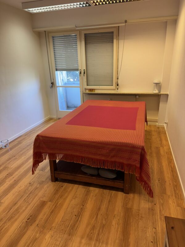 Ufficio di 47m²

Ufficio nel centro di Kleinhüningen, a Basilea

In Kleinhüningerstrasse 171 a Basilea affittiamo un ufficio di 2 locali (2. OG).

L'ufficio dispone di 2 locali con pavimenti in laminato, nonché un bagno/WC e un balcone sul cortile interno.

Ascensore presente.

Il collegamento con i, foto 1 di 5