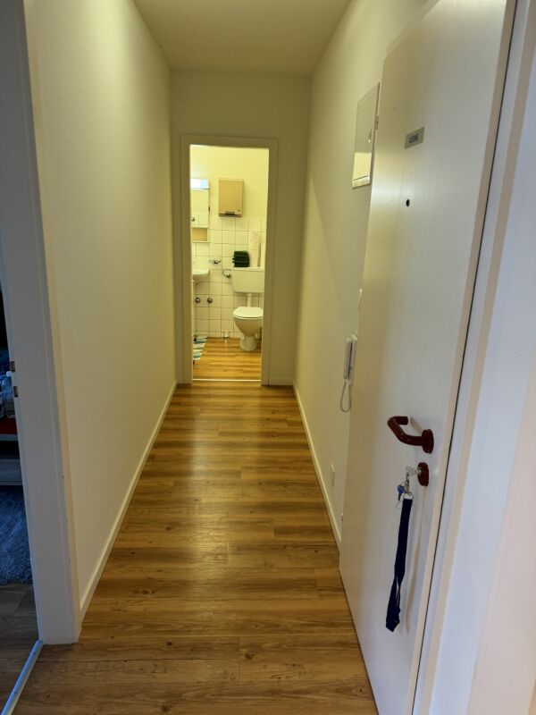 Ufficio di 47m²

Ufficio nel centro di Kleinhüningen, a Basilea

In Kleinhüningerstrasse 171 a Basilea affittiamo un ufficio di 2 locali (2. OG).

L'ufficio dispone di 2 locali con pavimenti in laminato, nonché un bagno/WC e un balcone sul cortile interno.

Ascensore presente.

Il collegamento con i, foto 4 di 5