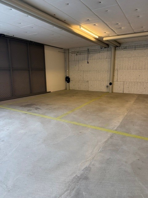 Posto auto interrato, foto 2 di 3
