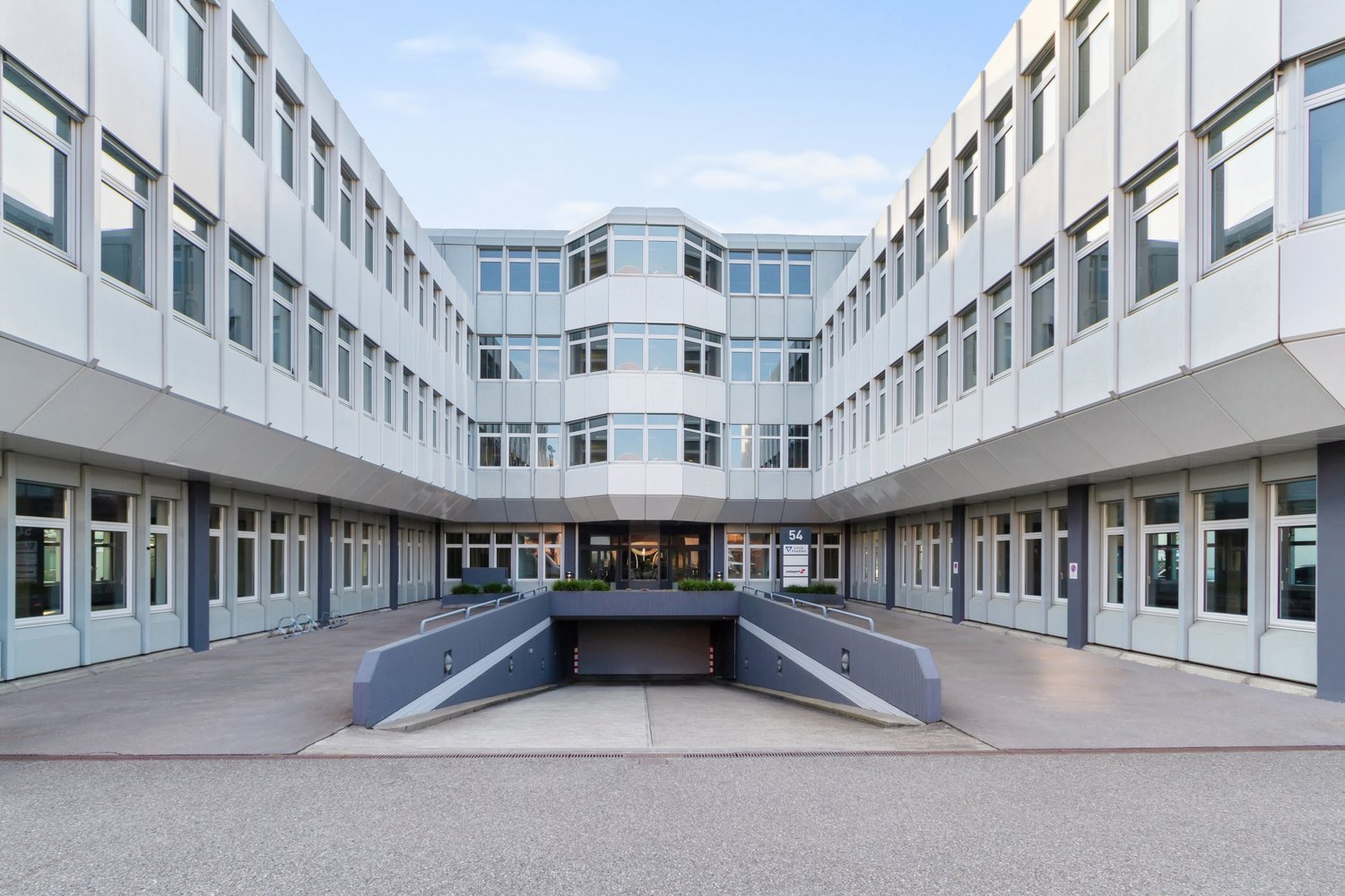 851m² office