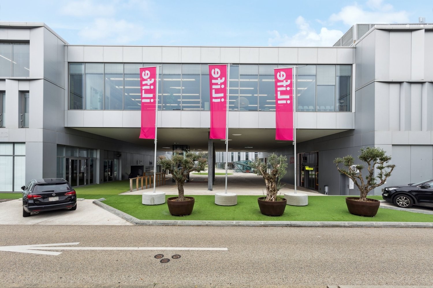 726m² living / commercial building