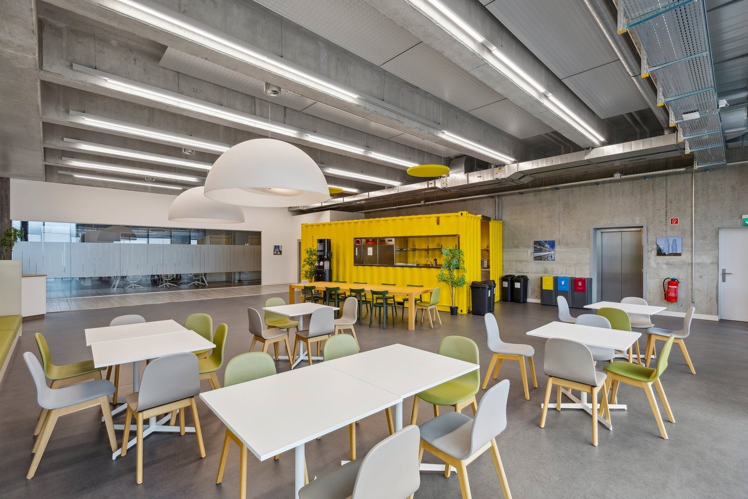 726m² living / commercial building