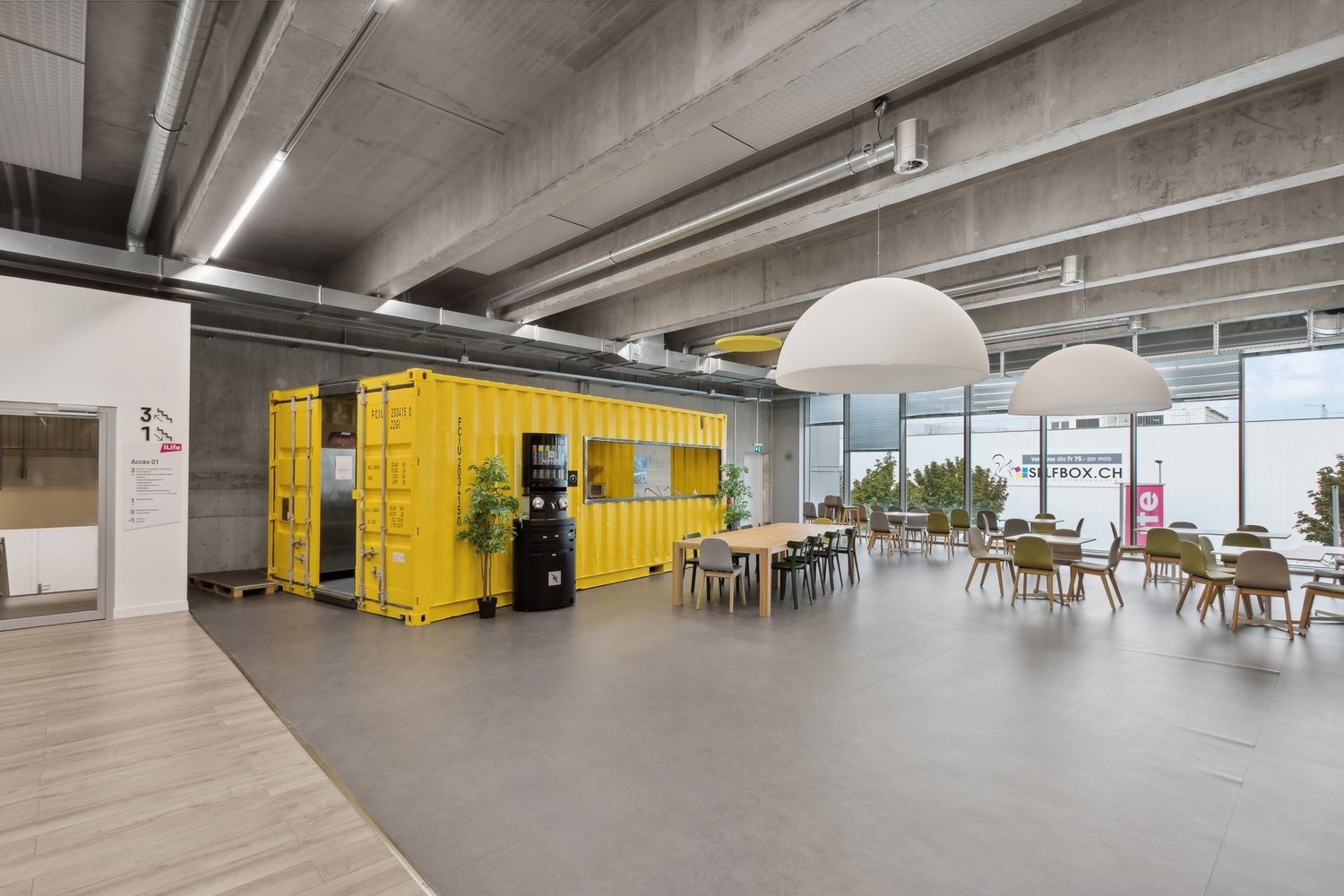 726m² living / commercial building
